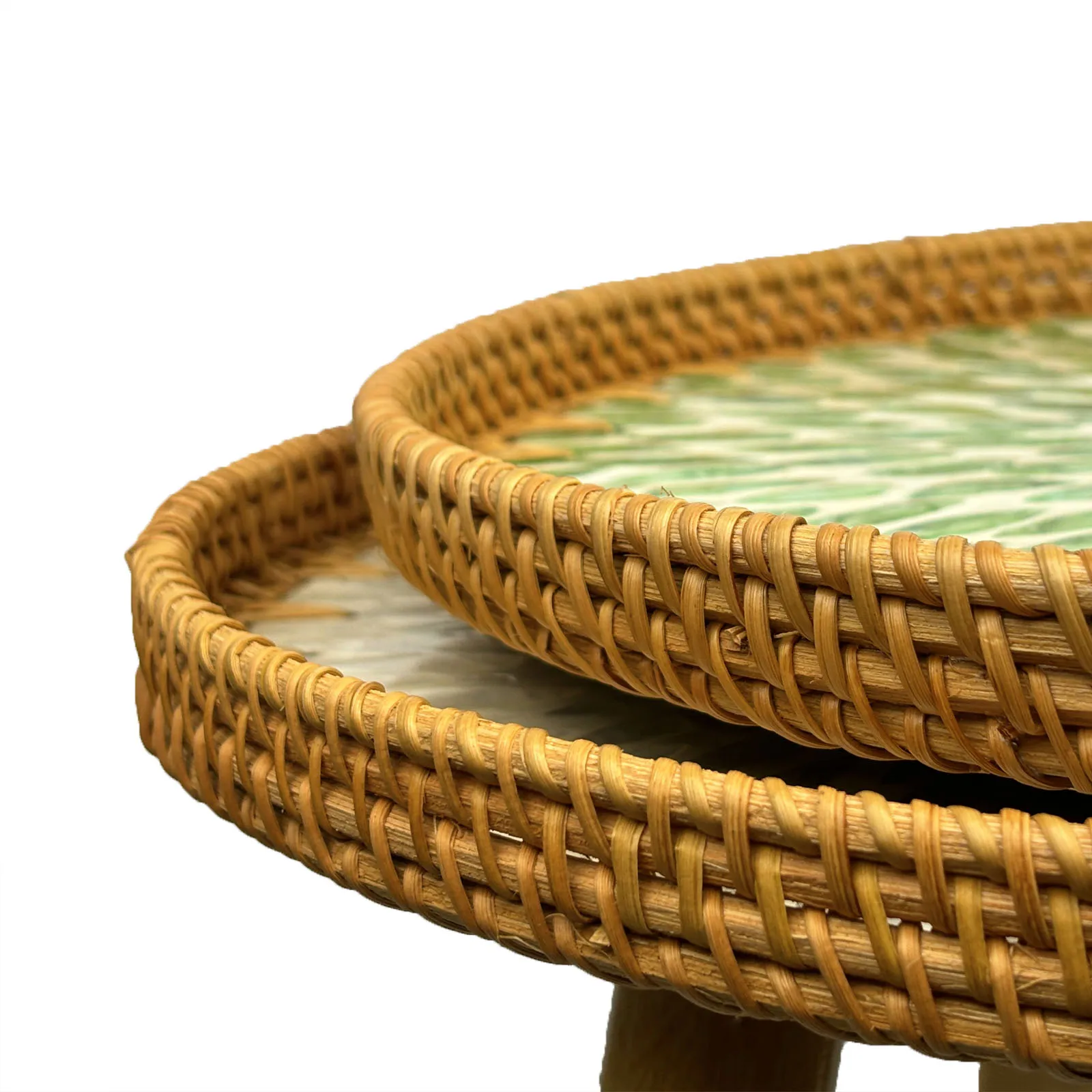 Круглый торцевой столик из ротанга приставной в стиле бохо для гостиной с