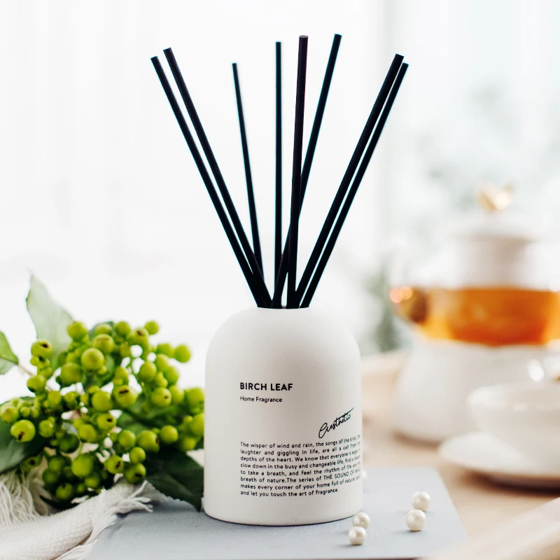 

Язычковый диффузор, эфирное масло, благовония, яркая комната в домашней спальне.