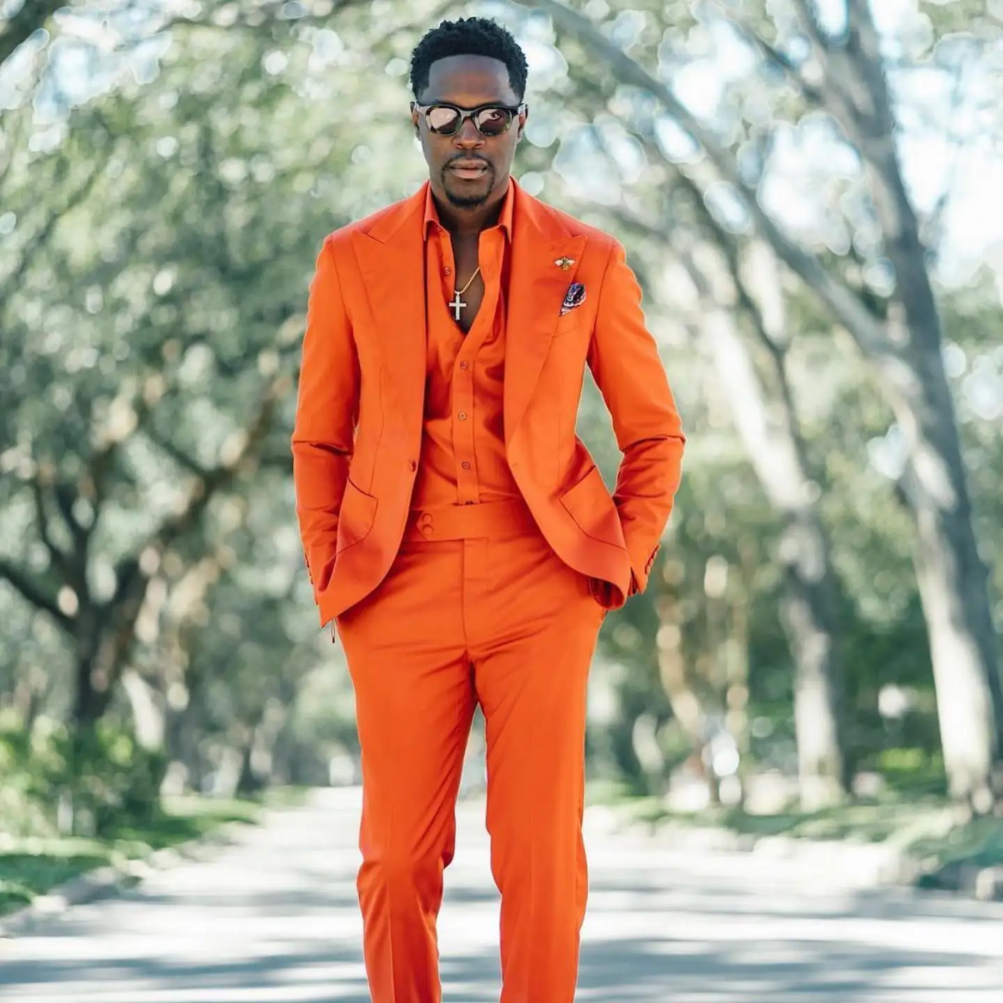 оранжевый костюм мужской. оранжевый костюм мужской. мужчина в оранжевом костюме. оранжевый пиджак мужской. бело оранжевый костюм.