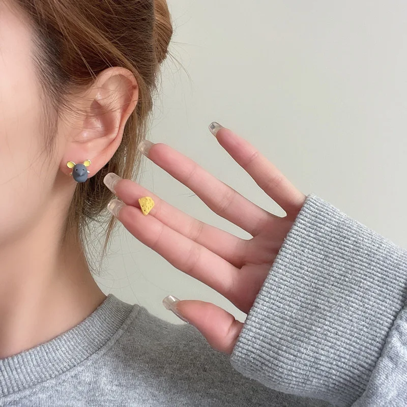 Асимметричные милые серьги в виде маленькой мыши бриллианты новинка 2023