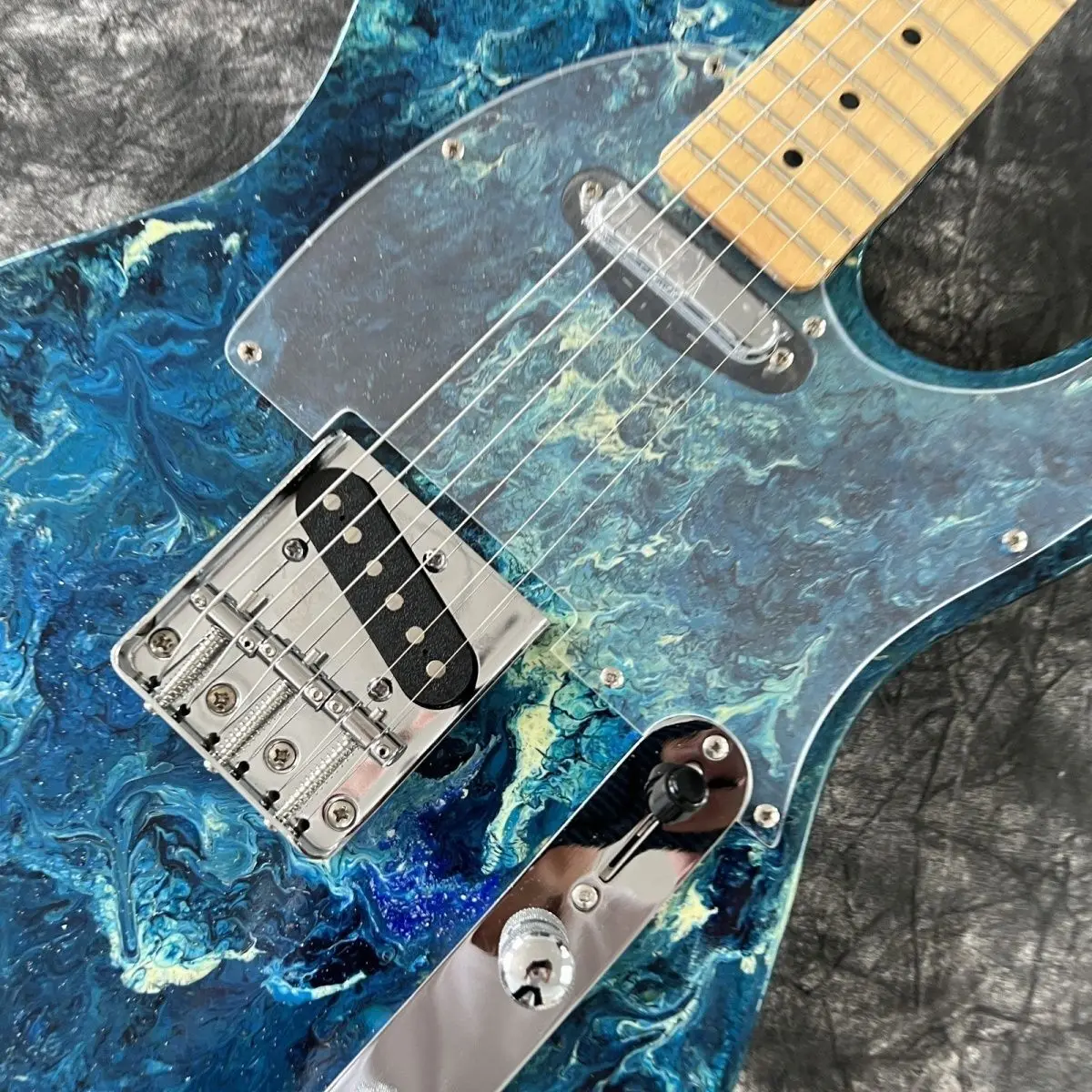 

Синяя электрическая гитара с водной печатью на заказ