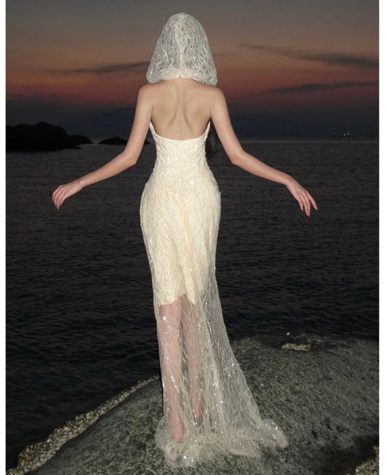 Абрикосовое сетчатое платье с капюшоном женское расклешенное пайетками