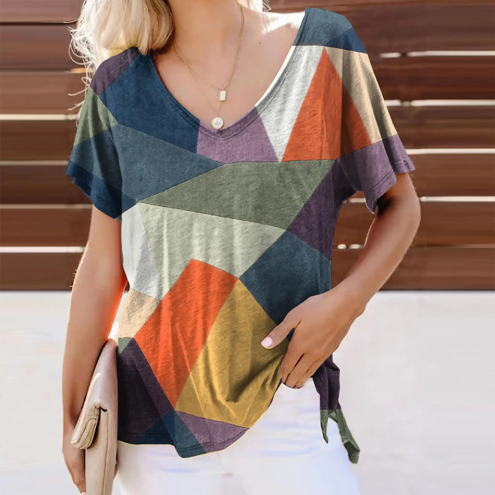 

Футболка женская летняя с коротким рукавом и V-образным вырезом