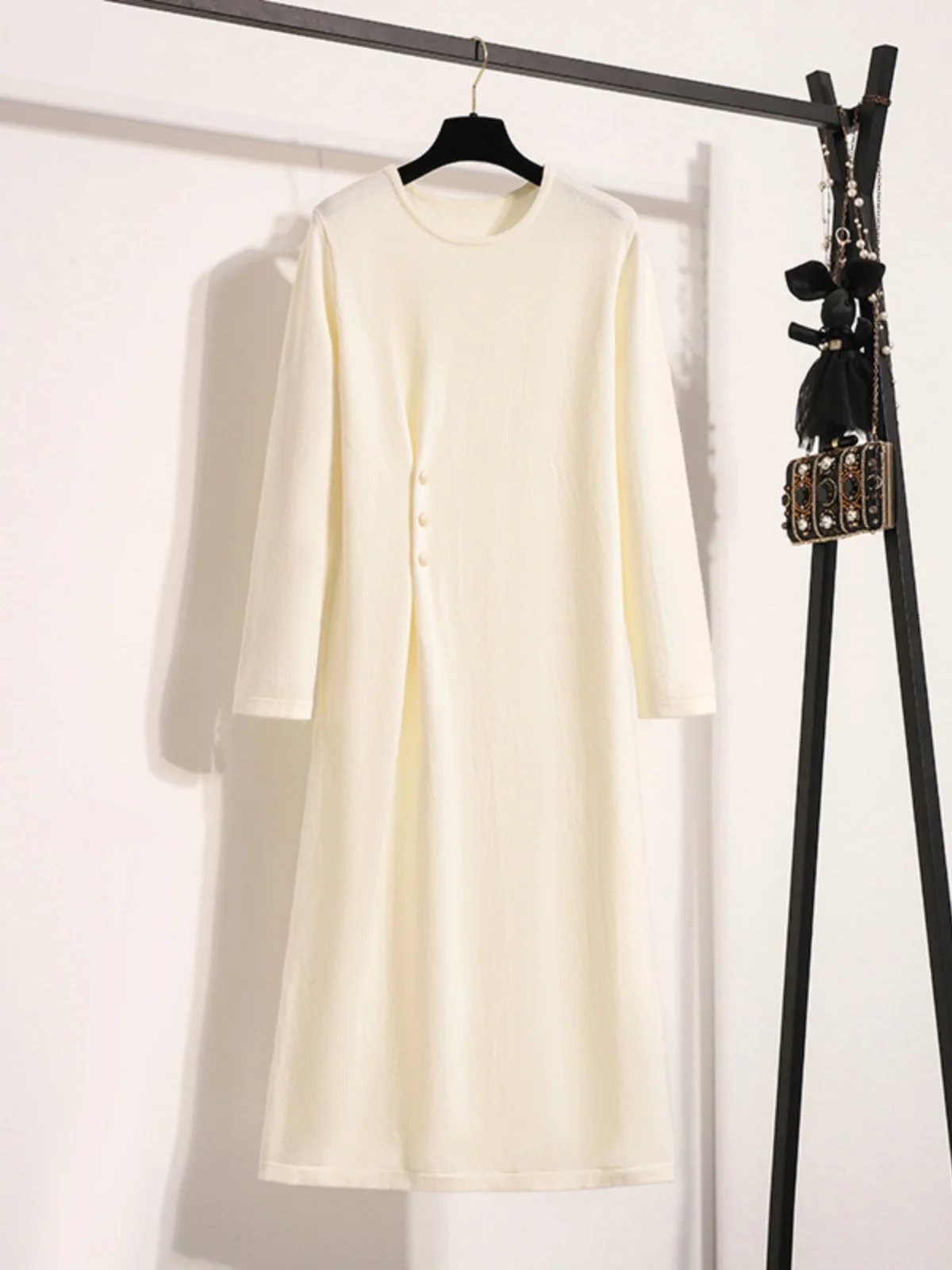 Необычное черное трикотажное платье с длинными рукавами осень-зима 2024 Новое