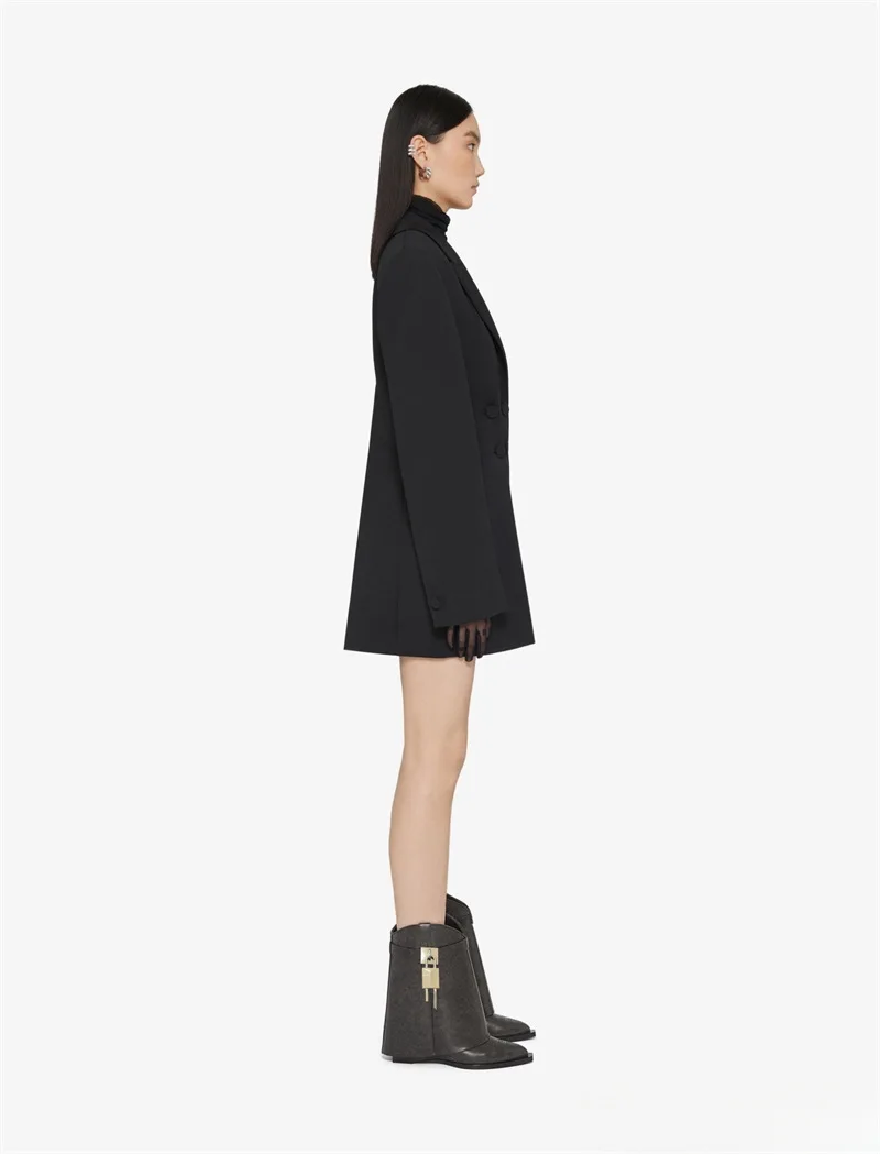 Остроносые кожаные ботинки среднего размера с рельефным тиснением