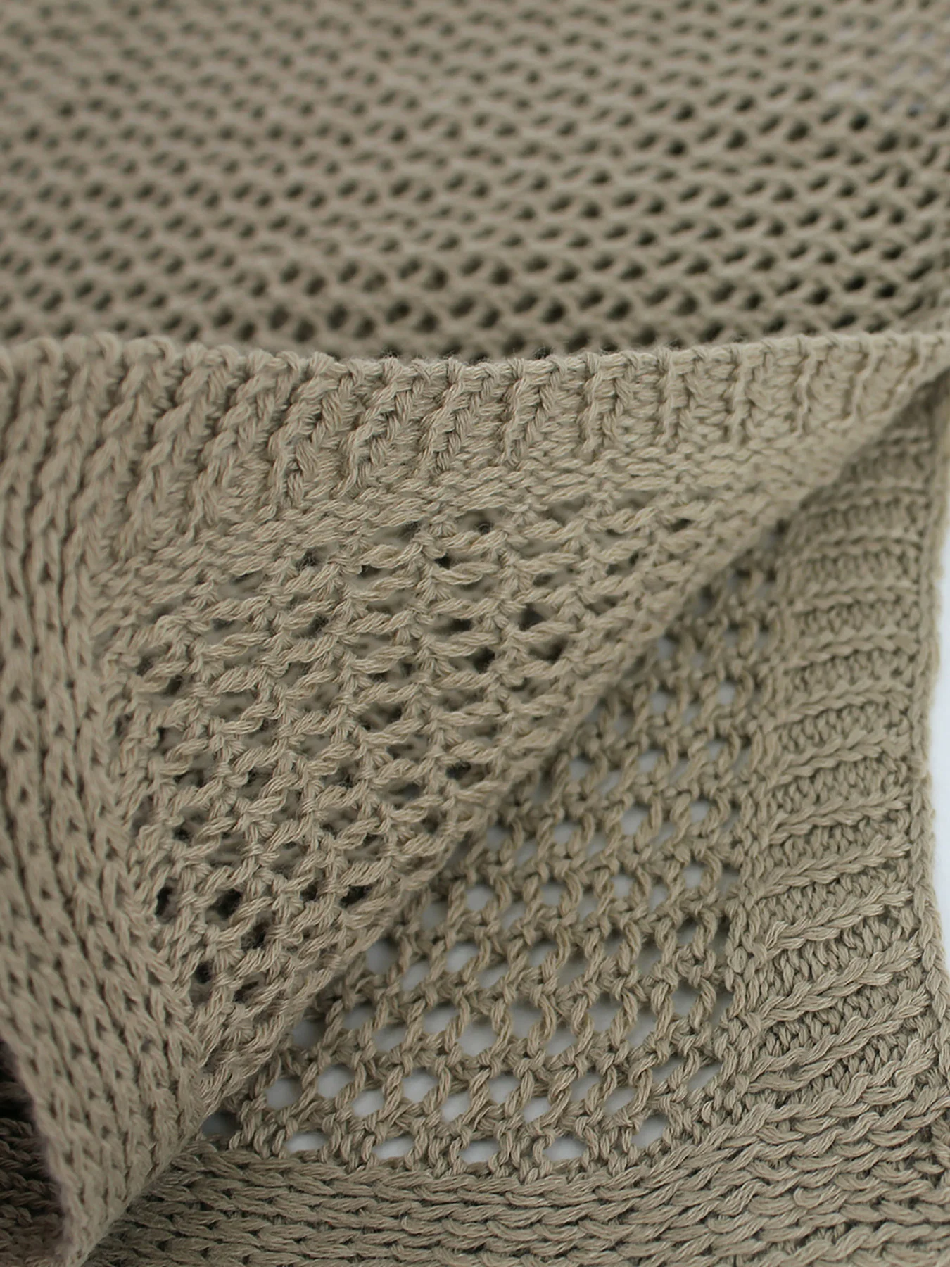 Женская трикотажная короткая юбка с ажурными лямками и разрезом привлекательная