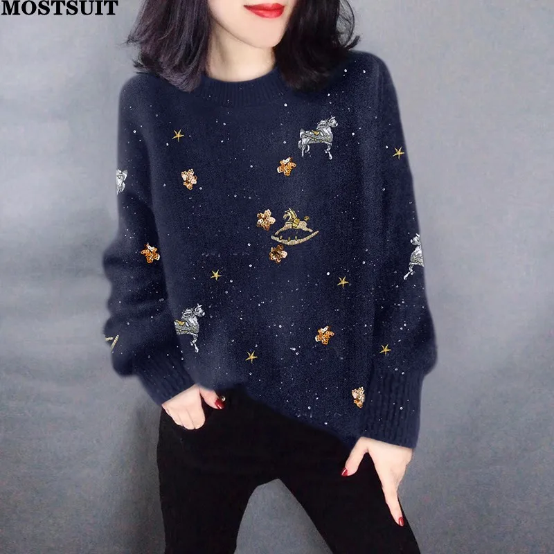 Женский свитер с вышивкой