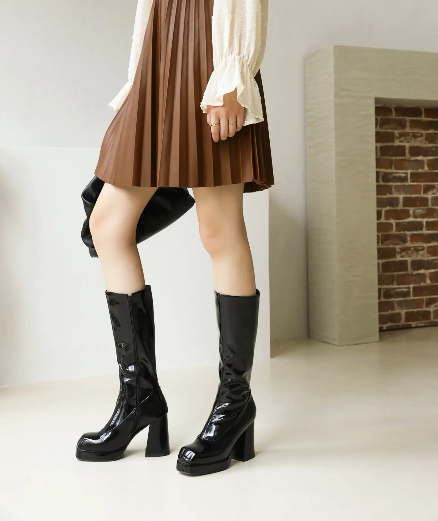 Кожаные сапоги до колена на толстом высоком каблуке. Короткие женские