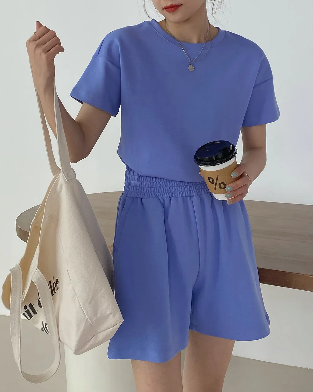

Casual sports style solid color suit female 2022 summer new sports fashion short-sleeved shorts two-piece suit female