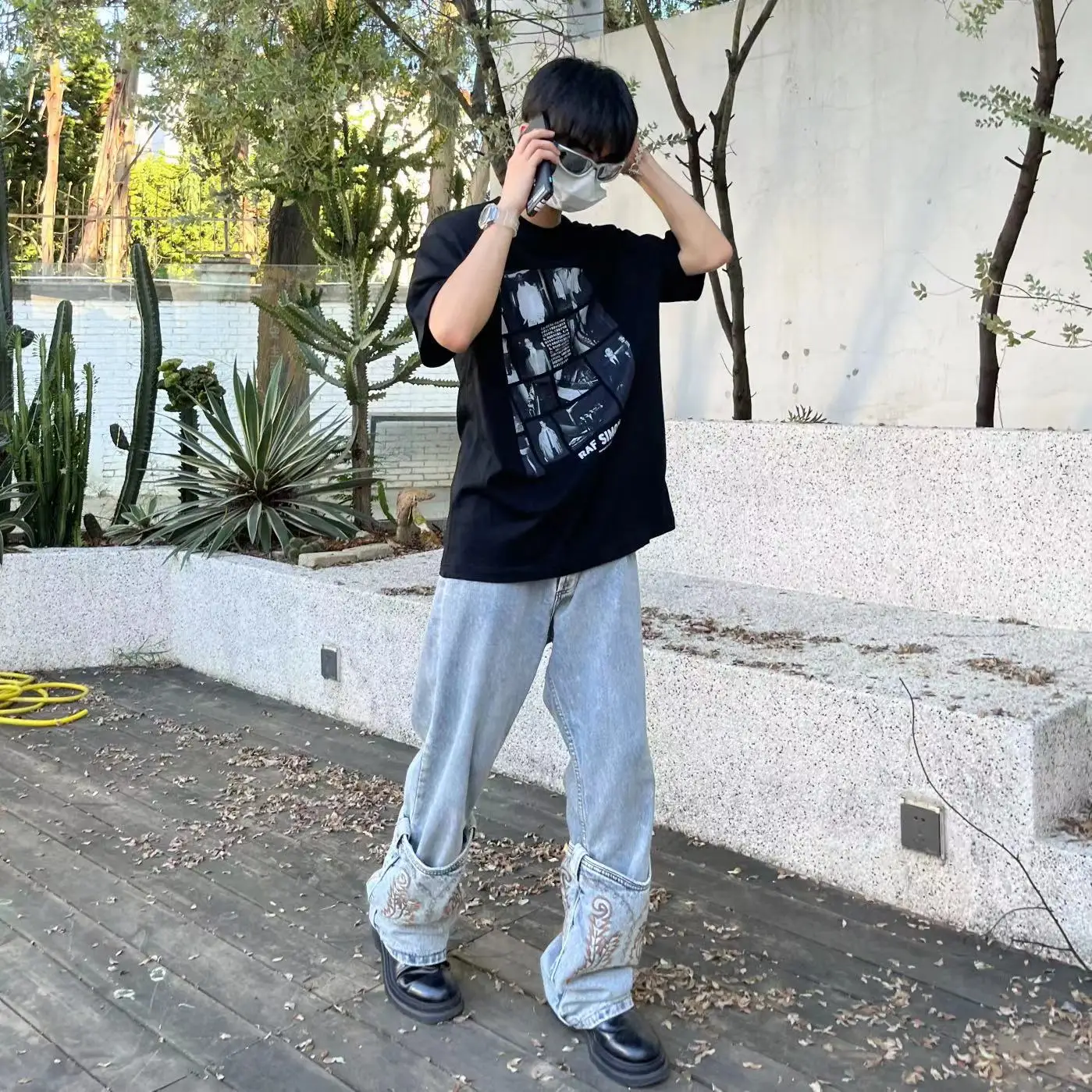 Черная свободная футболка с коротким рукавом принтом