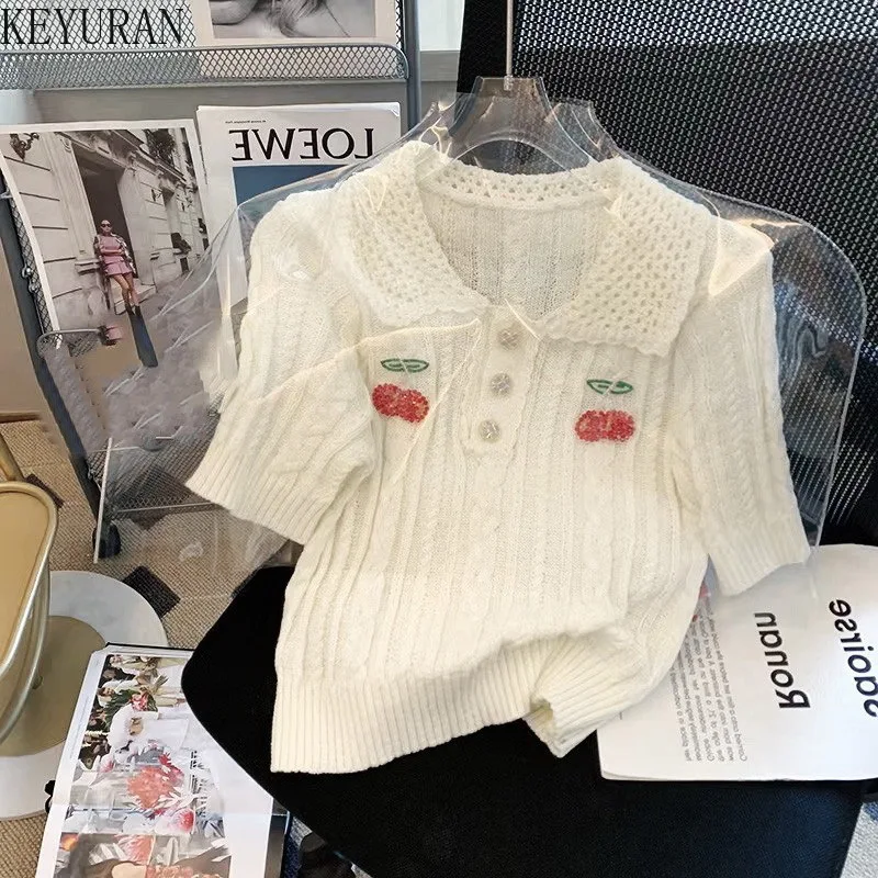 

Женский трикотажный свитер с коротким рукавом, белый свитер с бусинами в виде вишни, Новинка лета 2022, милая трикотажная рубашка с кукольным ...