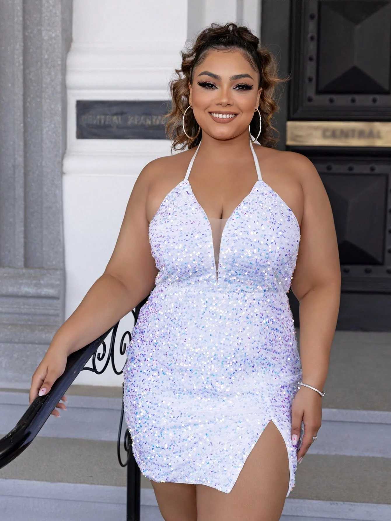 

Платье Yissang Plus с сетчатой вставкой, разрезом и блестками