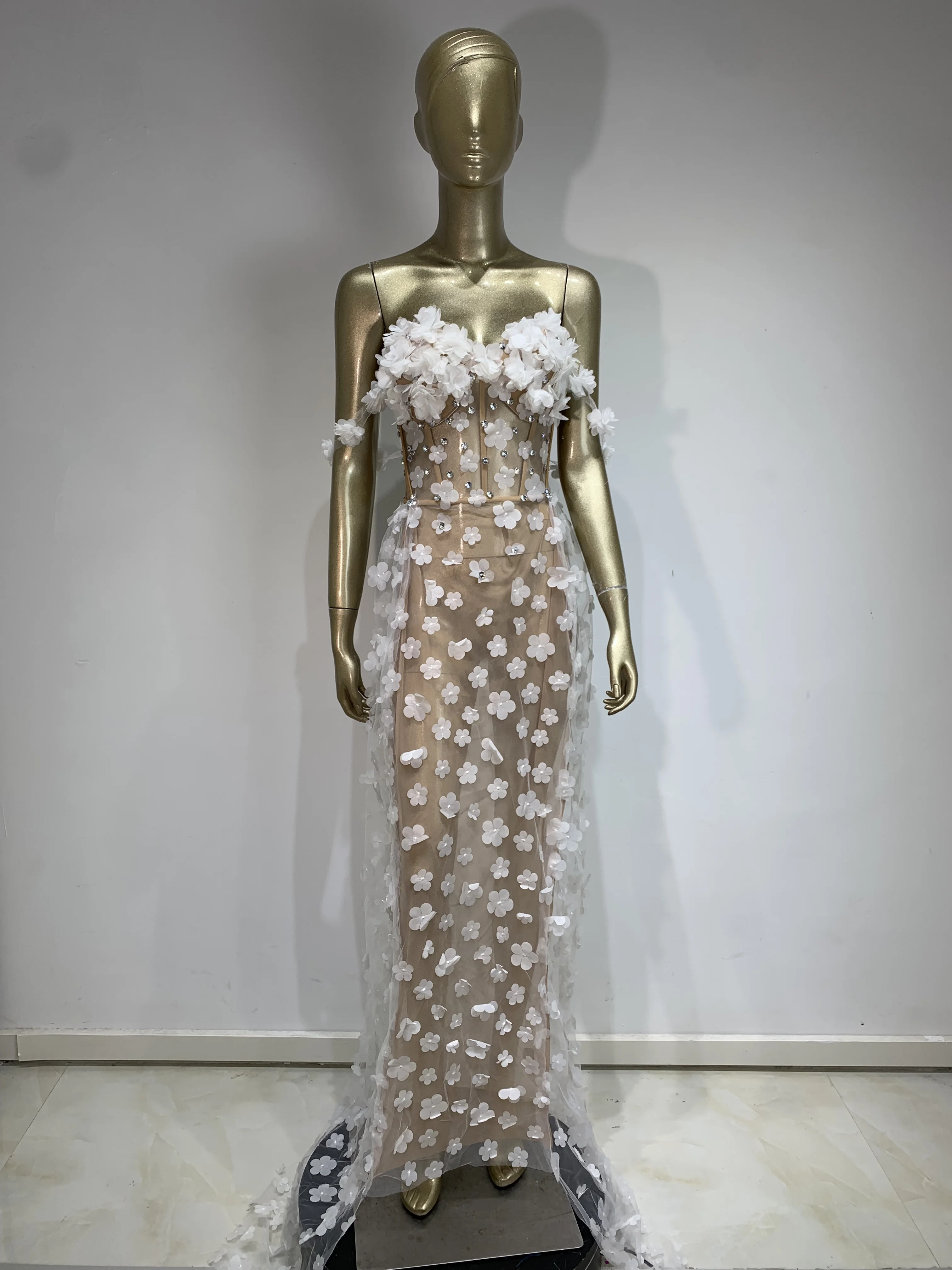 Женское сексуальное длинное платье макси без бретелек с белым цветком и