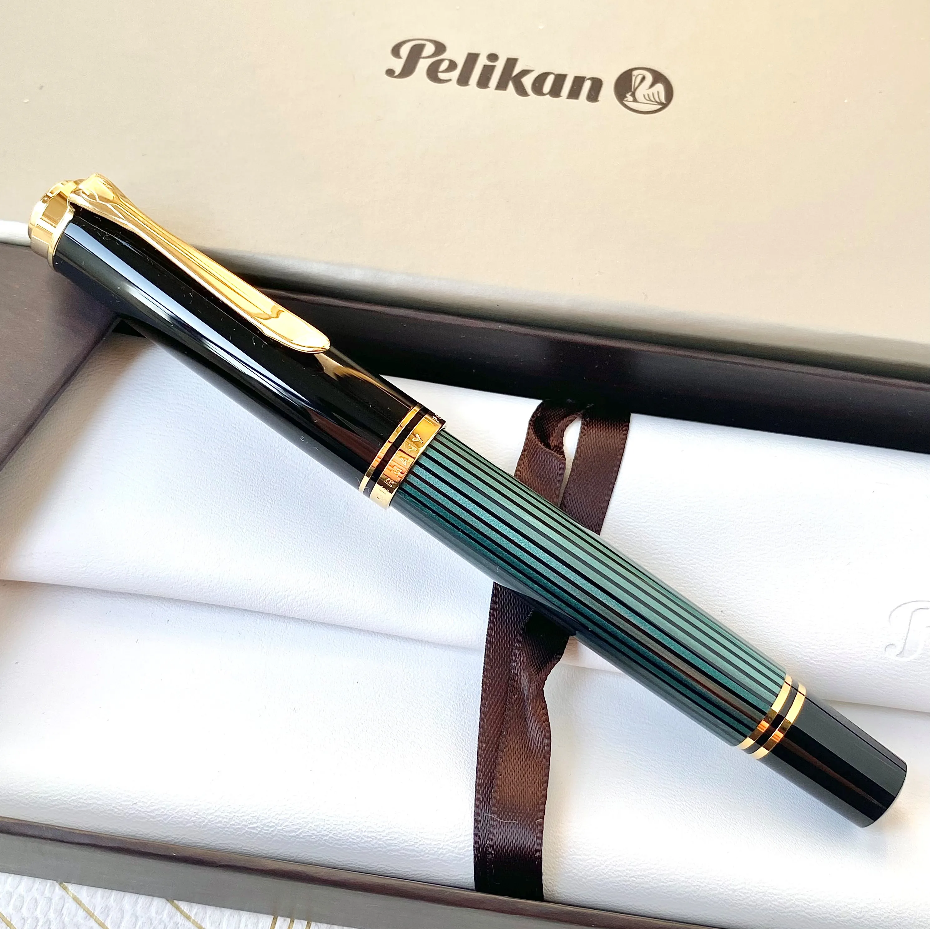 

Ручка перьевая Pelikan M400/M405, карандаш с белым черепаховым замком в немецкую полоску, с золотым наконечником 14 к, поршневая, деловой подарок