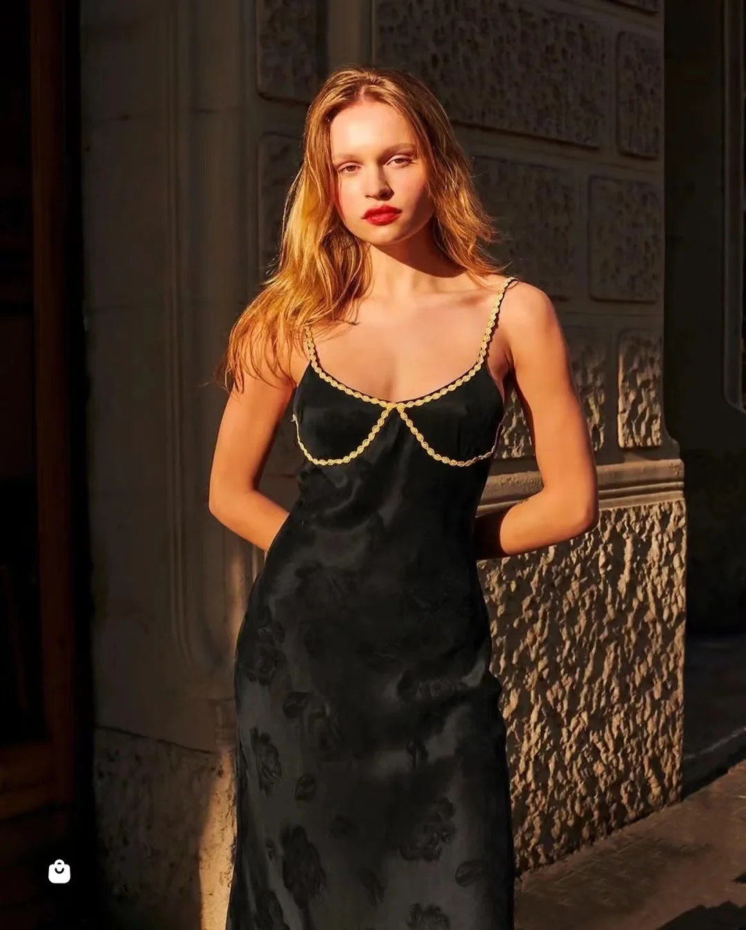 

Женское жаккардовое платье средней длины, привлекательное черное платье на бретелях без рукавов с розами во французском стиле, весна-лето 2023