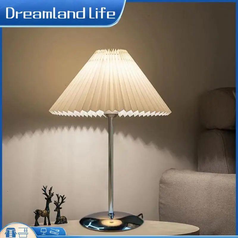 

Настольная плиссированная настольная лампа для длительного использования без повреждения глаз, мягкая и элегантная мягкая и незаметная по...