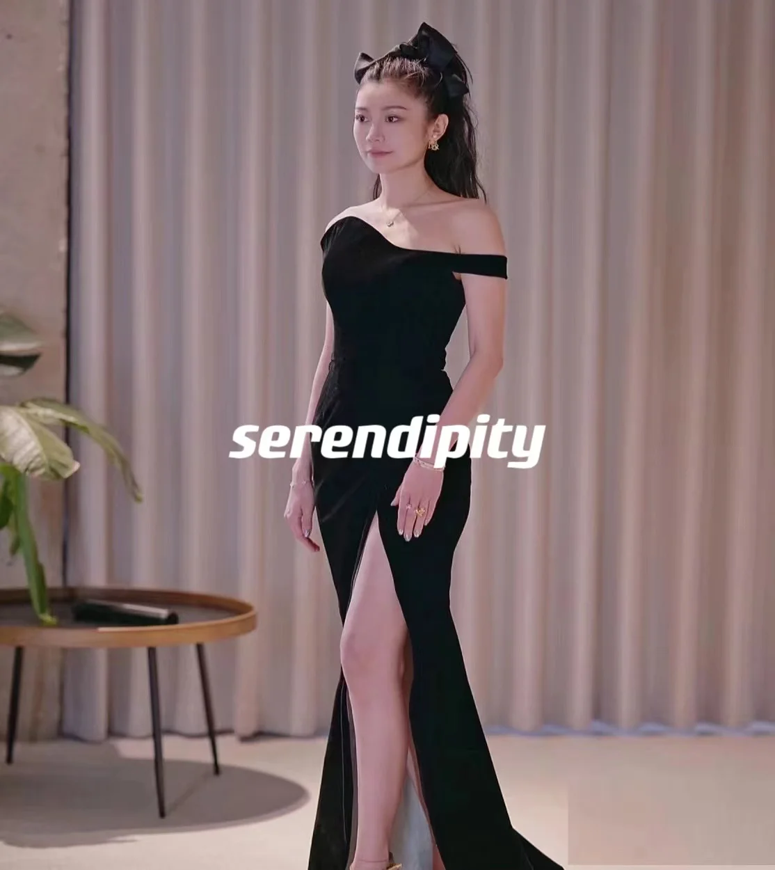 

Женское атласное платье в пол, на молнии, без бретелек, без рукавов