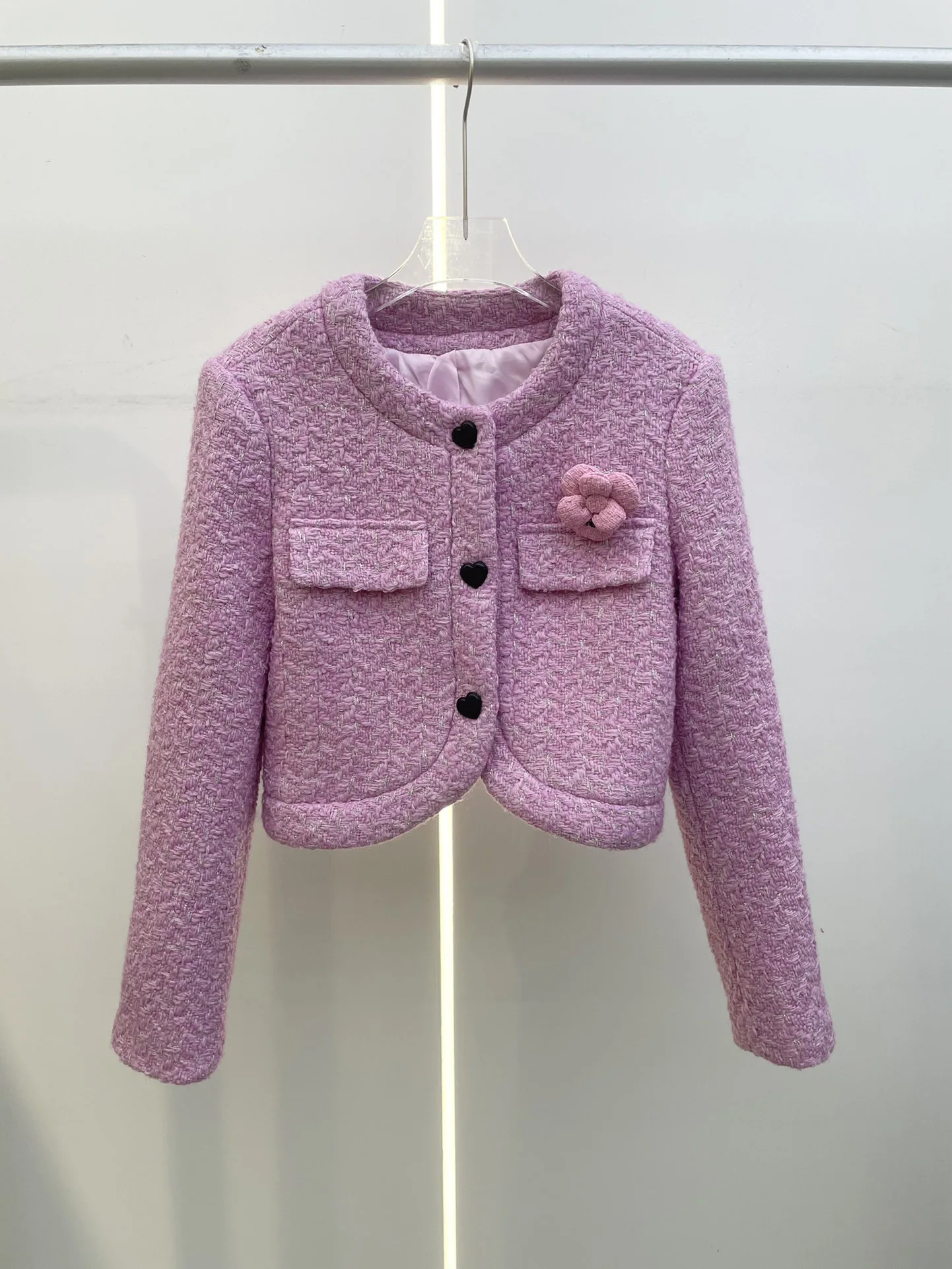 

2023 Новинка Ранняя осень, Новая розовая маленькая Ароматизированная куртка. Розовая твидовая ткань, с чистым цветочным украшением ручной работы