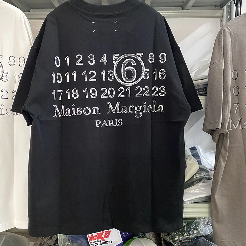 

Alphanumeric Printed MM6 Margiela Logo T-Shirts Men Women Best Quality Streetwear Short Sleeve Four Stitch Sign Top Tees