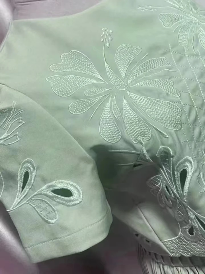 Женский модельный костюм с цветочной вышивкой зеленый короткий топ круглым