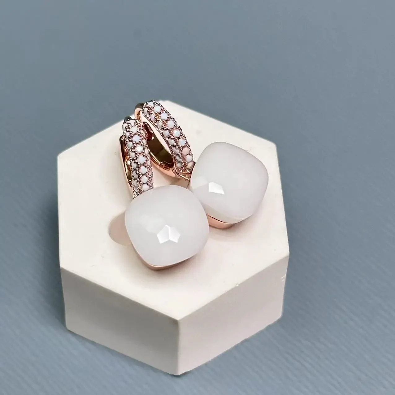 Серьги Nudo 10 6 мм инкрустированные молочно-белым Цирконом для женщин