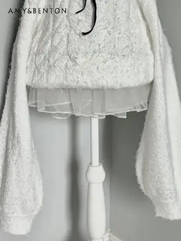 Оригинальный белый свитер с рукавами-фонариками и открытыми плечами женский