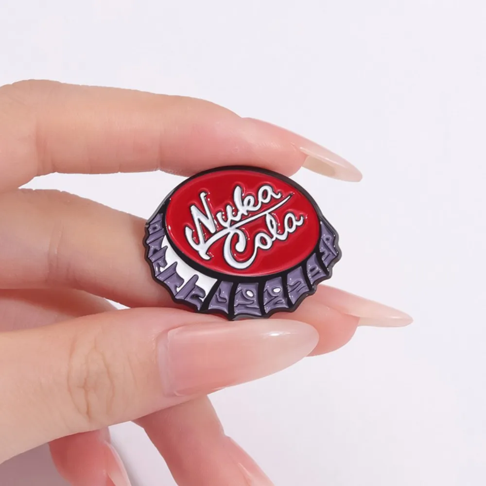 Фото Эмалированные булавки Nura Cola TM, креативные красные колпачки для бутылок кока-колы, значки на рюкзак, броши с лацканами, мультяшные украшения для друзей, подарок №2
