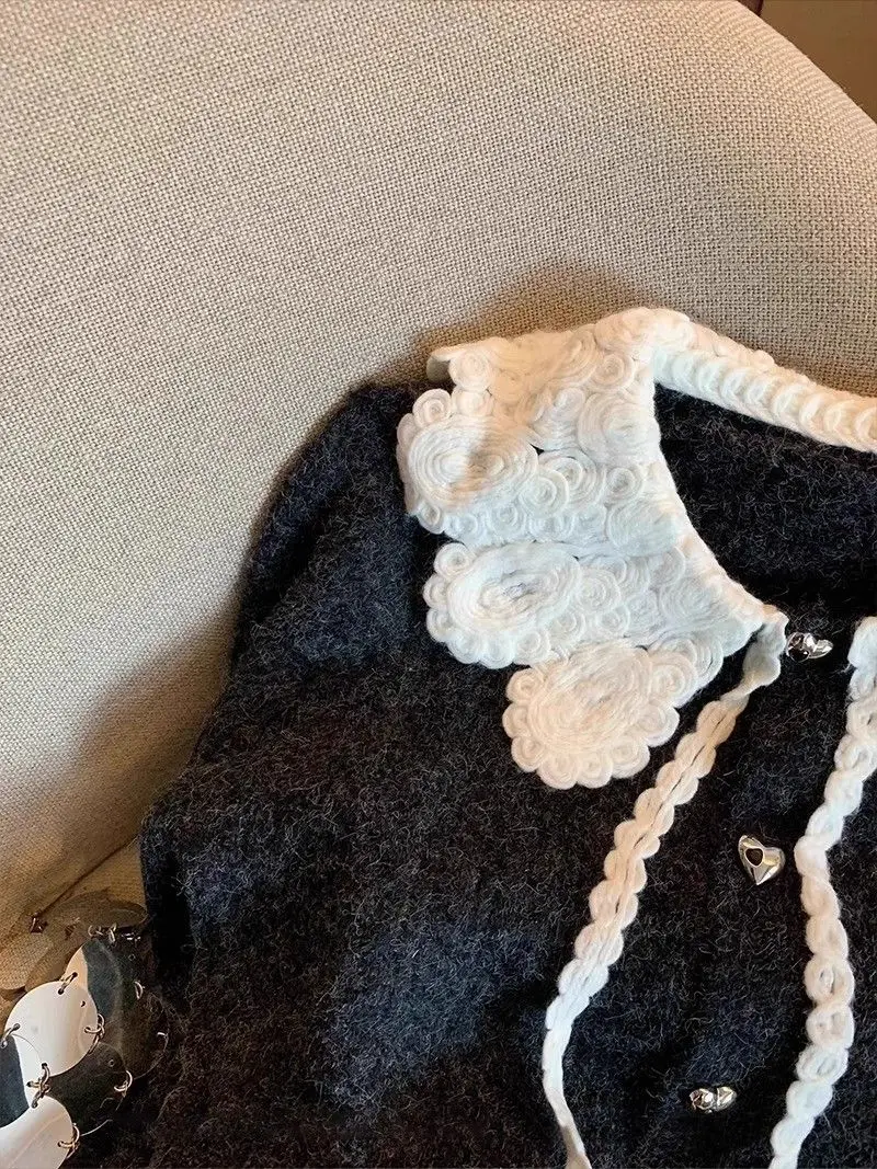 Вязаный кардиган контрастных цветов с воротником-куклой и галстуком шикарный