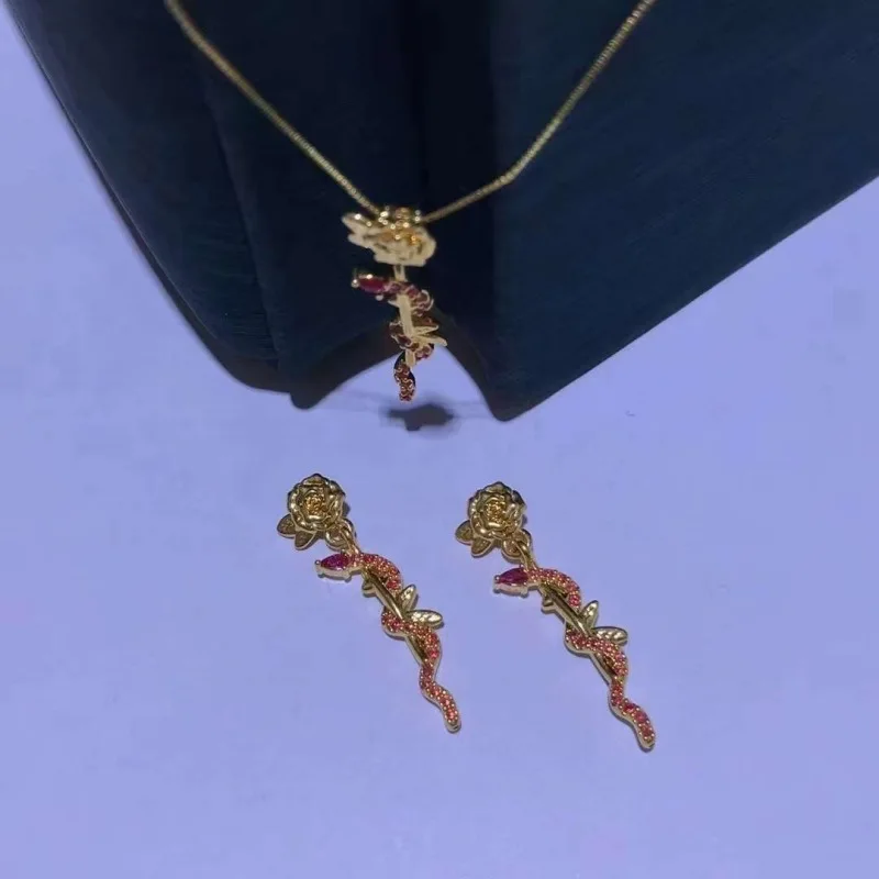 Подвеска из настоящего золота 18 карат с розой Au750 золото в стиле ретро змеиная