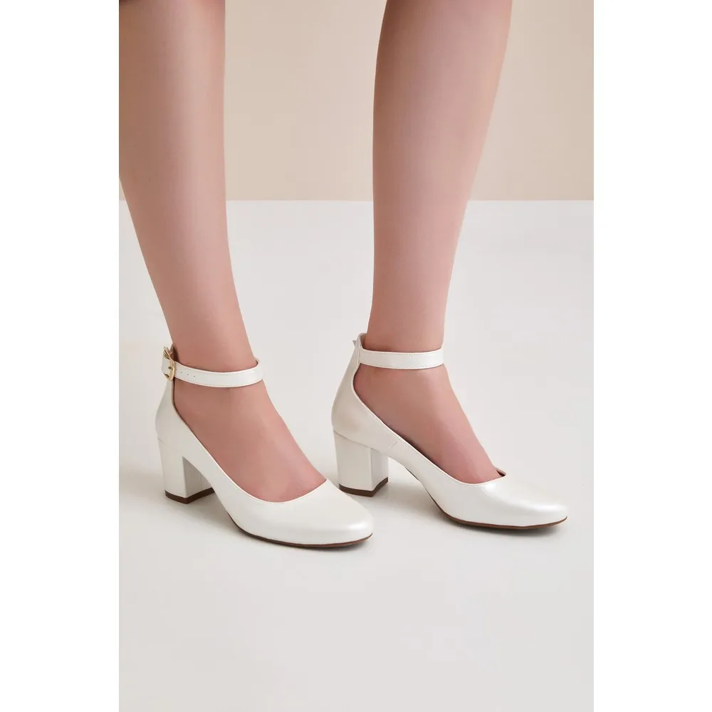 

Dorlie Attached To a Wrist Medium Size High-Heeled Bridal Shoes