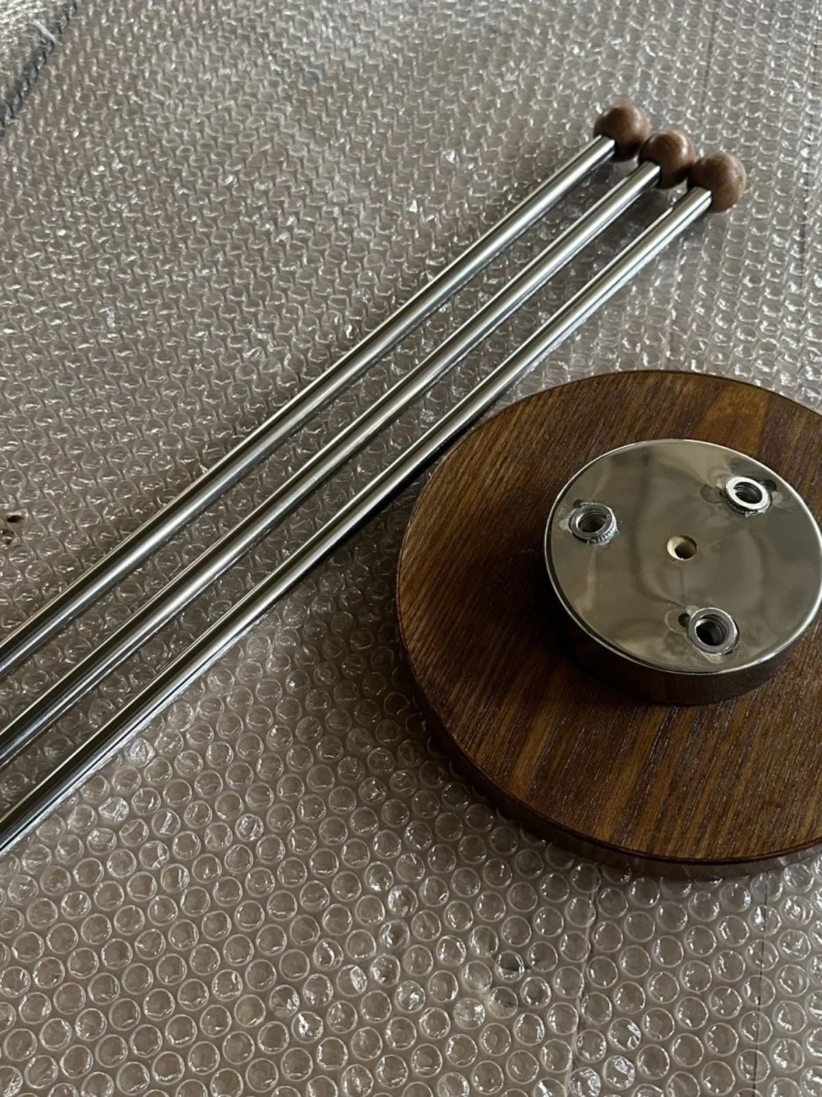 Средневековый журнальный столик из массива дерева с несколькими краями для