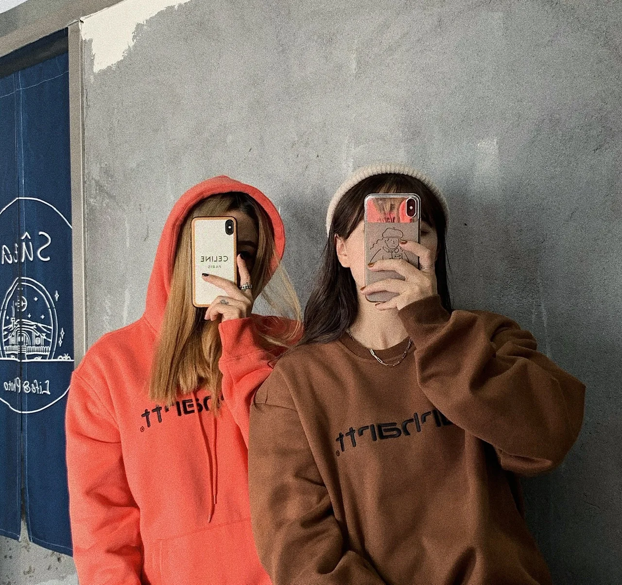 

Новые стильные Парные толстовки с капюшоном для молодых мужчин и женщин Корейская версия модная повседневная свободная толстовка с вышивк...