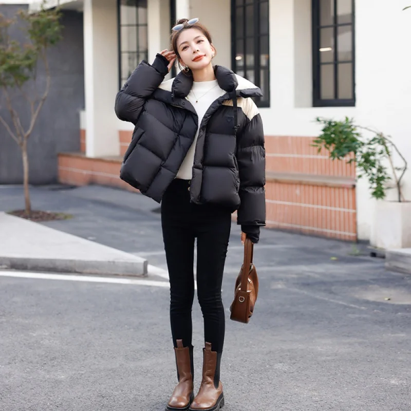 

Женский пуховик с воротником-стойкой, свободный пуховик на белом утином пуху с защитой от ветра и контрастными вставками, новый дизайн зима 2023