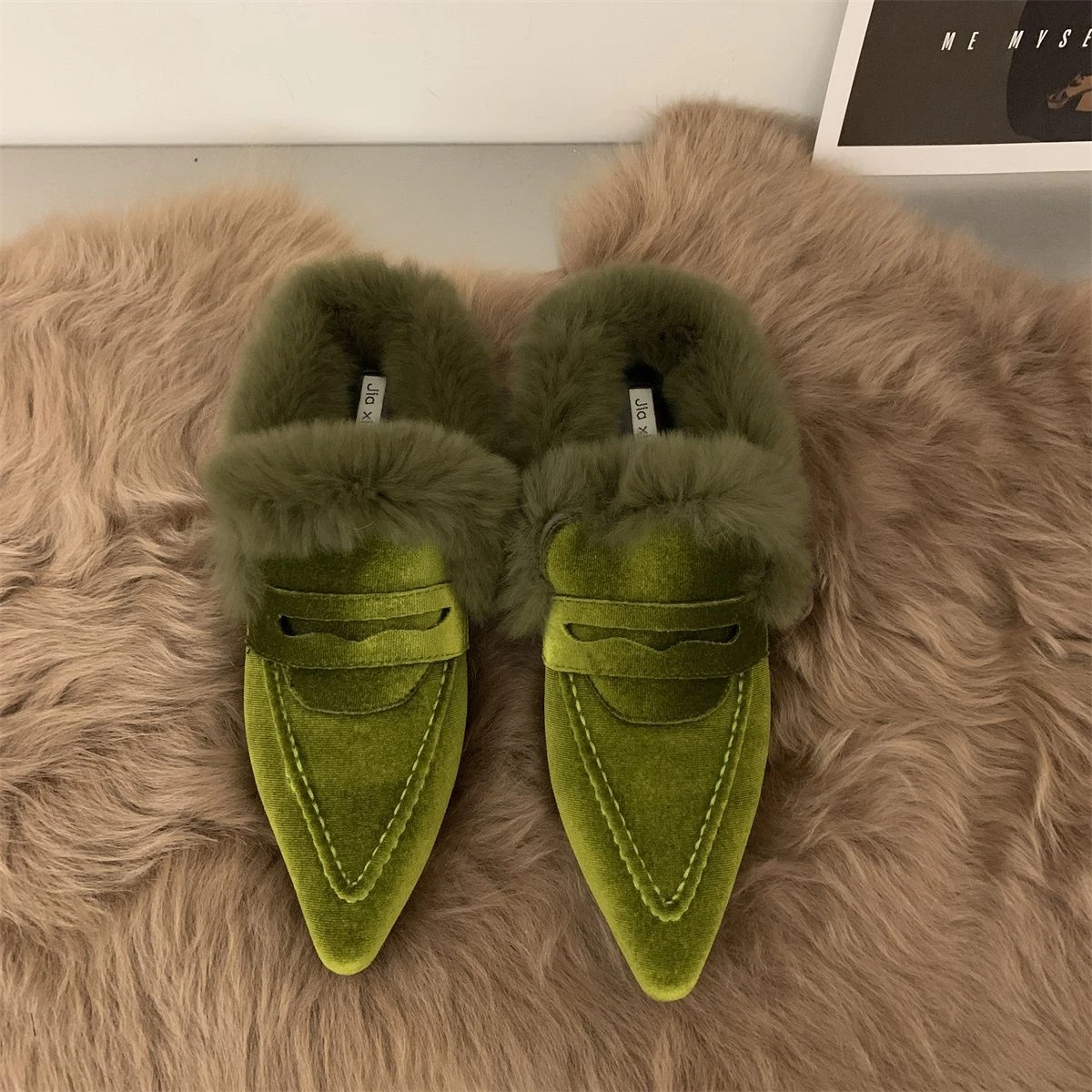 

2022 New Shoes for Women Retro Fashion Slip-on Soft Leather plush Shoes British Style Korean Version Loafers female Flats Shoes