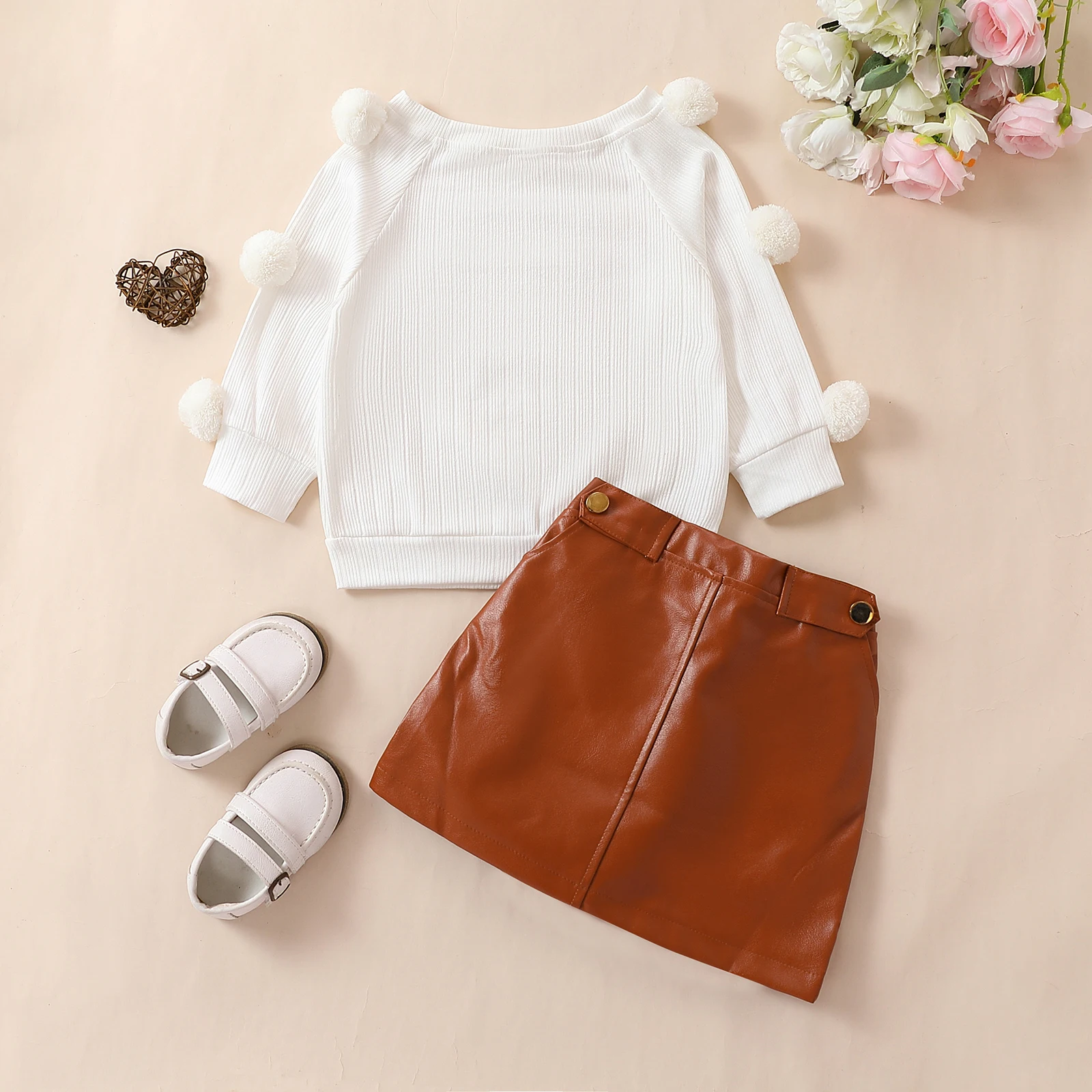 

Модная Осенняя юбка для маленьких девочек, комплект из двух предметов, свитер с длинным рукавом с помпоном и кожаная юбка, комплект одежды, пуловер для малышей