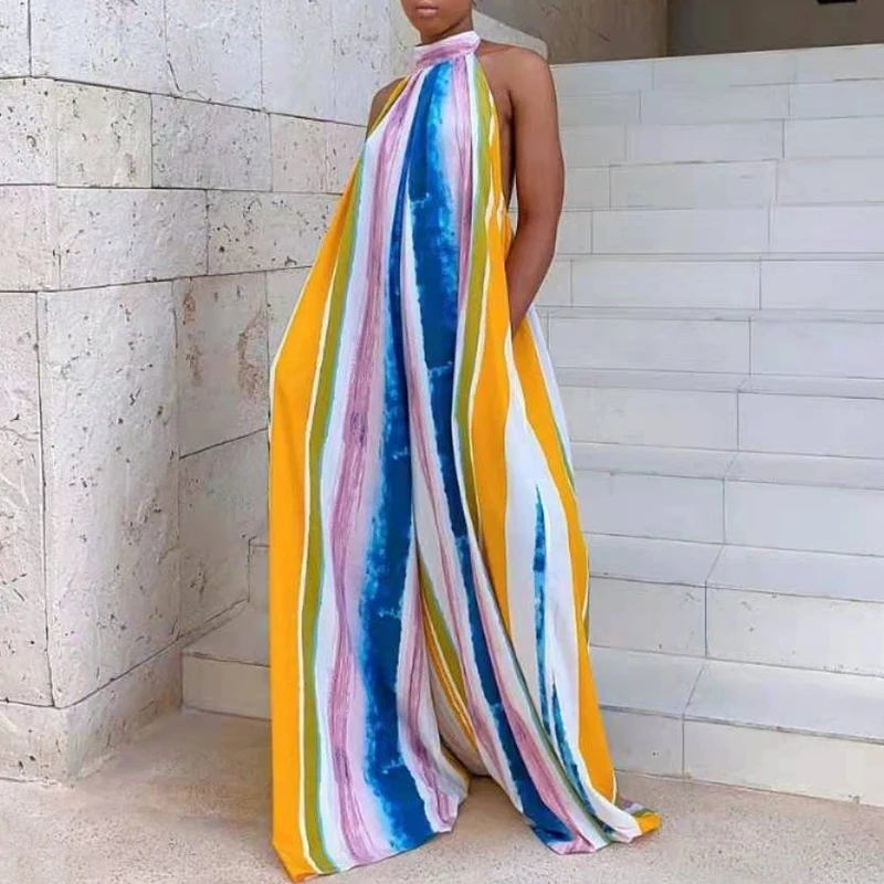 Женский комбинезон в полоску с открытыми плечами и лямкой на шее