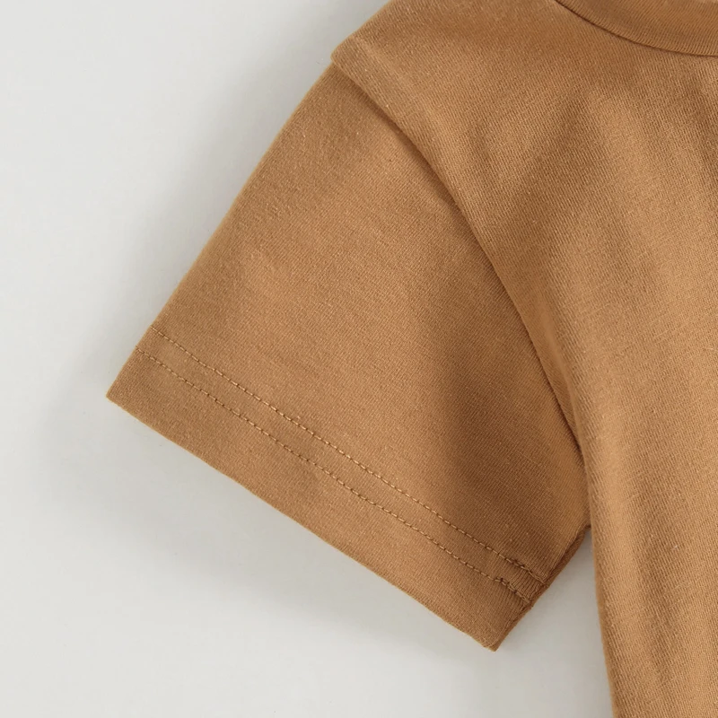 Комплект из топа с коротким рукавом круглым вырезом и эластичных шортов