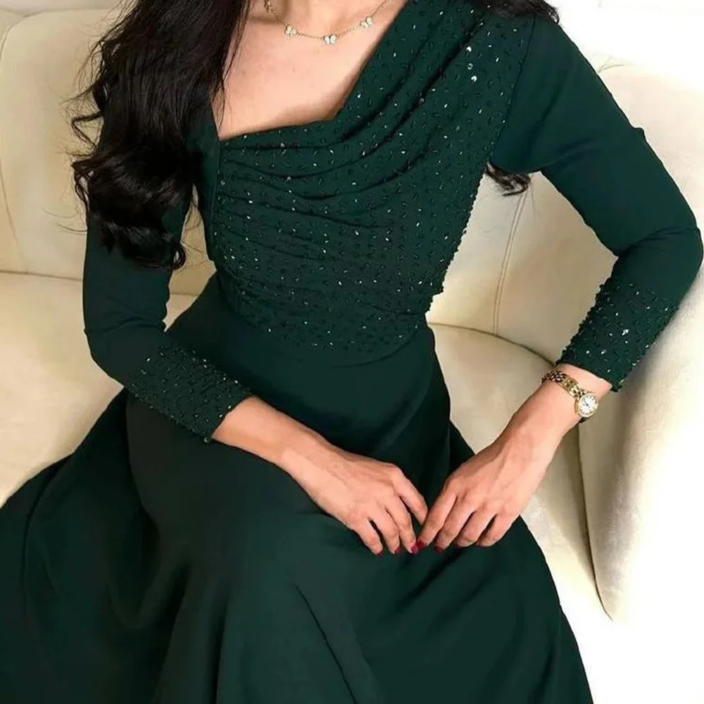 Прямое атласное платье с квадратным вырезом длинным рукавом и шлейфом