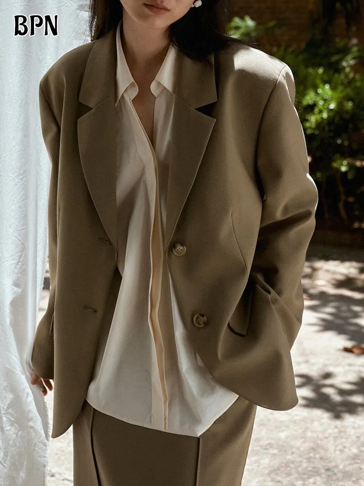 Женский блейзер с отложным воротником