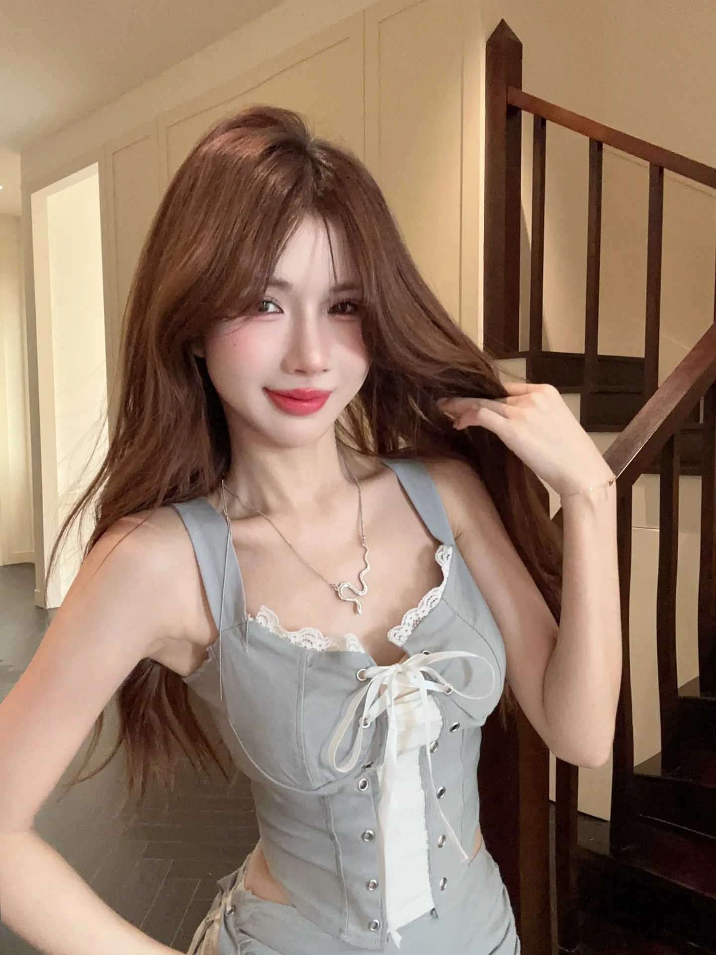 Лето 2024 модный кружевной топ на шнуровке с v-образным вырезом и открытой спиной