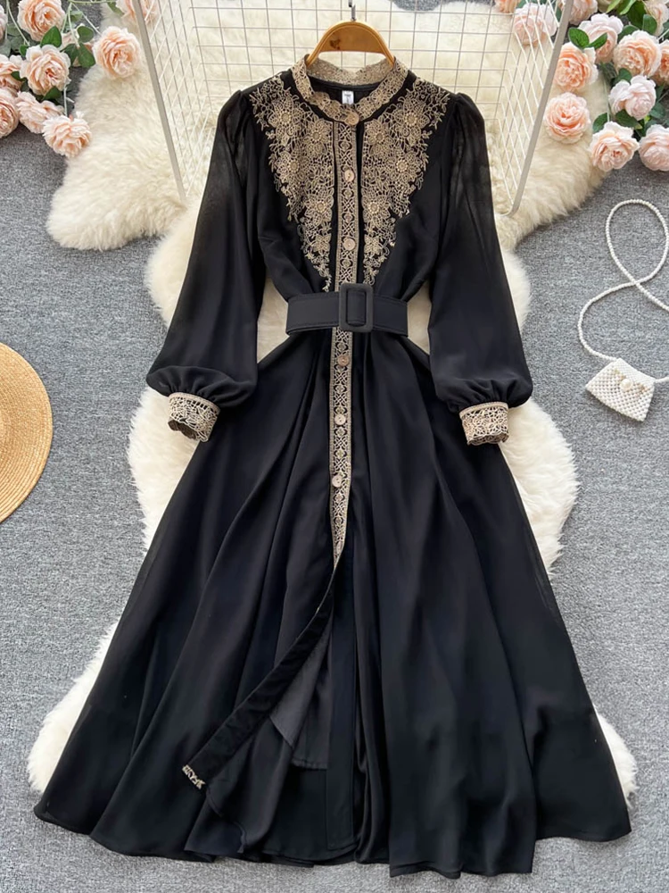 

Женское однобортное платье с воротником-стойкой и поясом