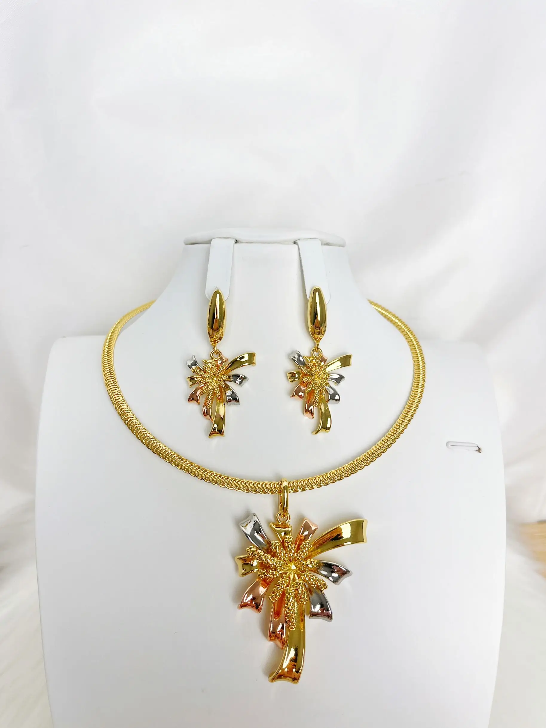 Ожерелье и серьги набор из трех предметов золотого цвета модные ювелирные изделия Женская одежда Вечерние ринки свадьбы юбилея