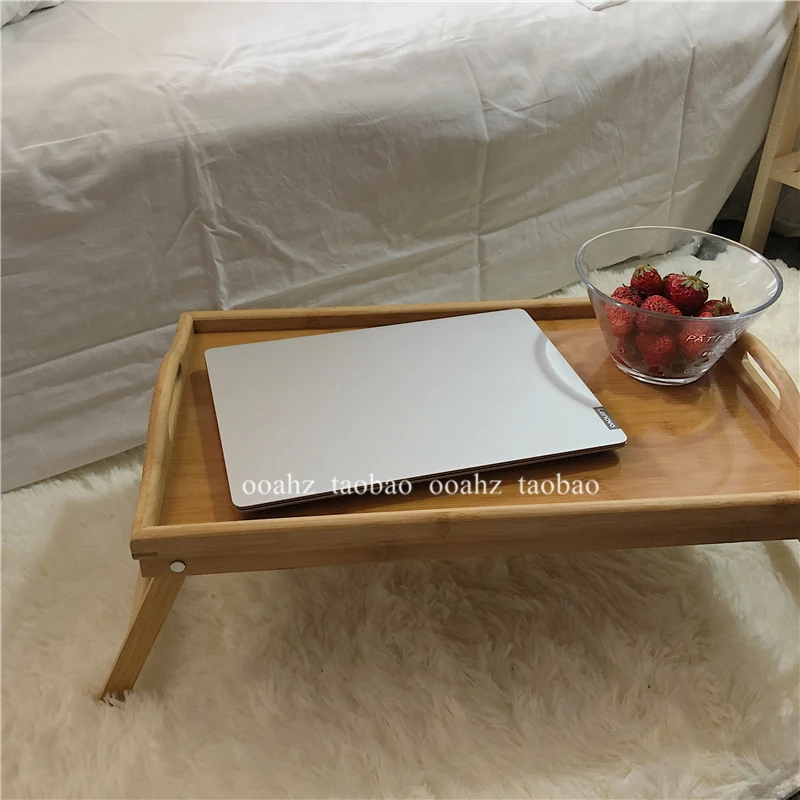 На кровати маленький стол из бамбука массива дерева для студентов ленивый