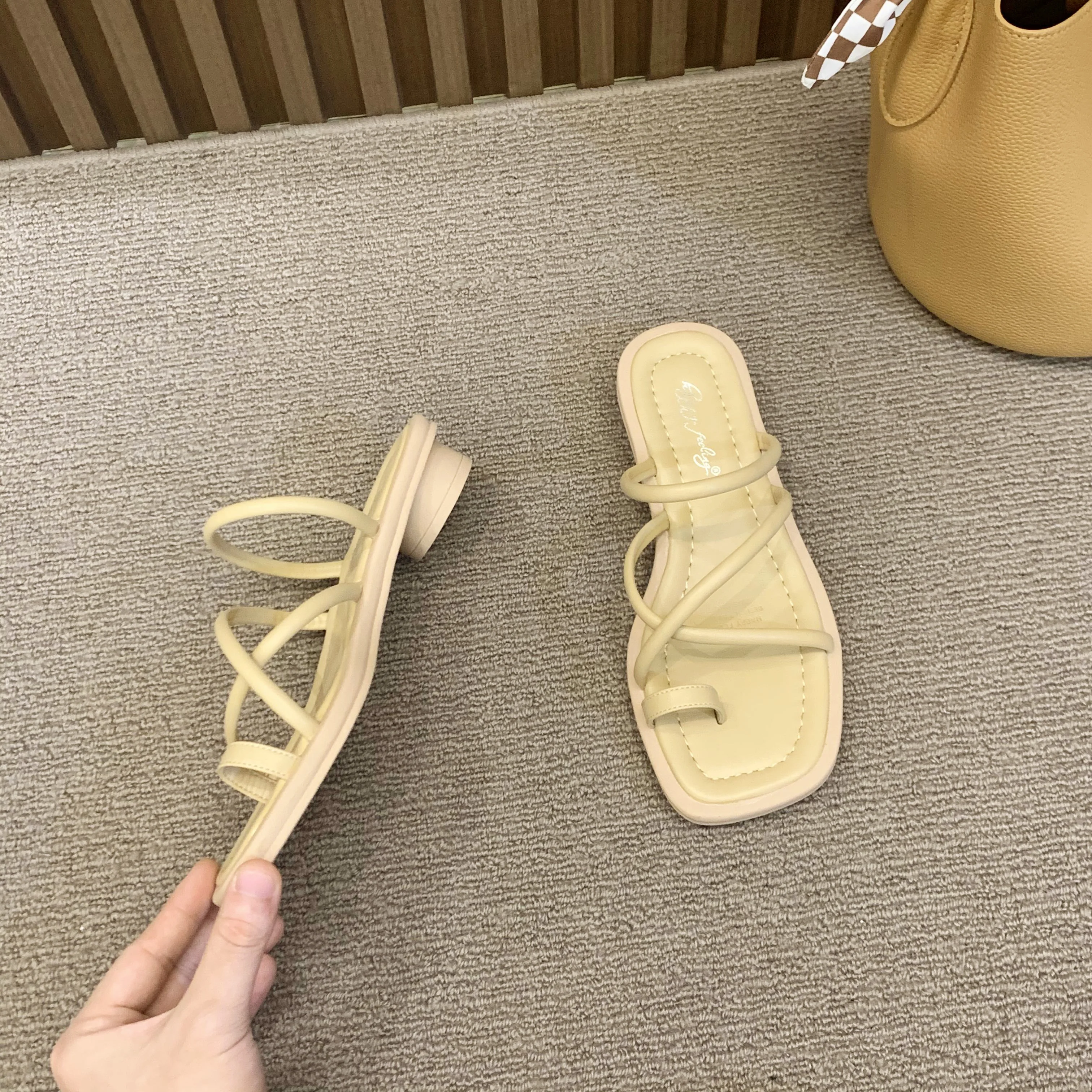 

2022 Thin Bottom Women Summer Slippers Cross Casual Open Toe Sandals Bathroom Ladies Flip Flops Beach Shoes Beige Green Black