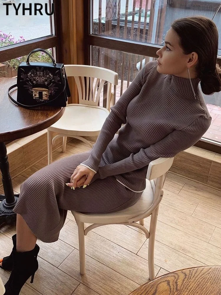 

Женский трикотажный комплект из 2 предметов с юбкой и воротником-стойкой