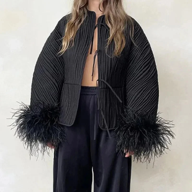 Черное стеганое свободное пальто с перьями и манжетами на шнуровке женское