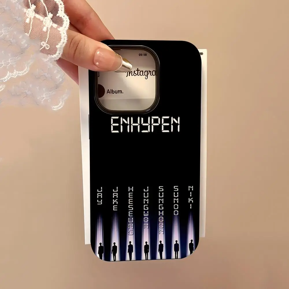 Фото Чехол для телефона E-Enhypens Boy Band для iPhone 16, 15, 14, 13, 12, 11 Pro Max 16 Plus, глянцевый чехол-бампер 2 в 1 №3