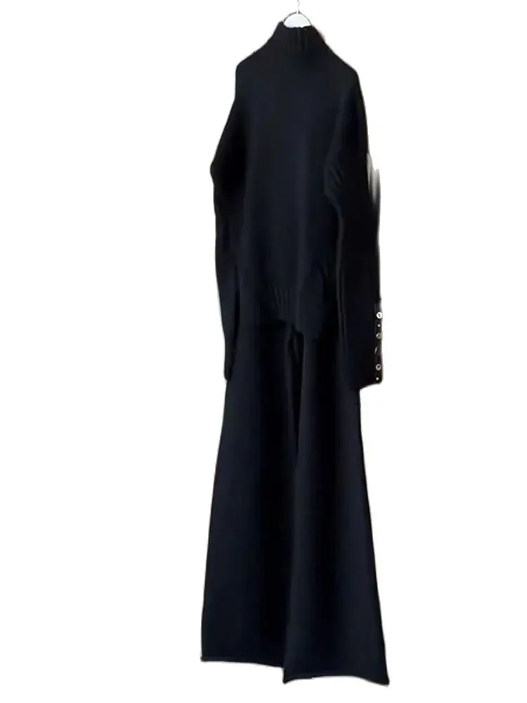 Женский трикотажный свитер с высоким воротником и широкими штанинами