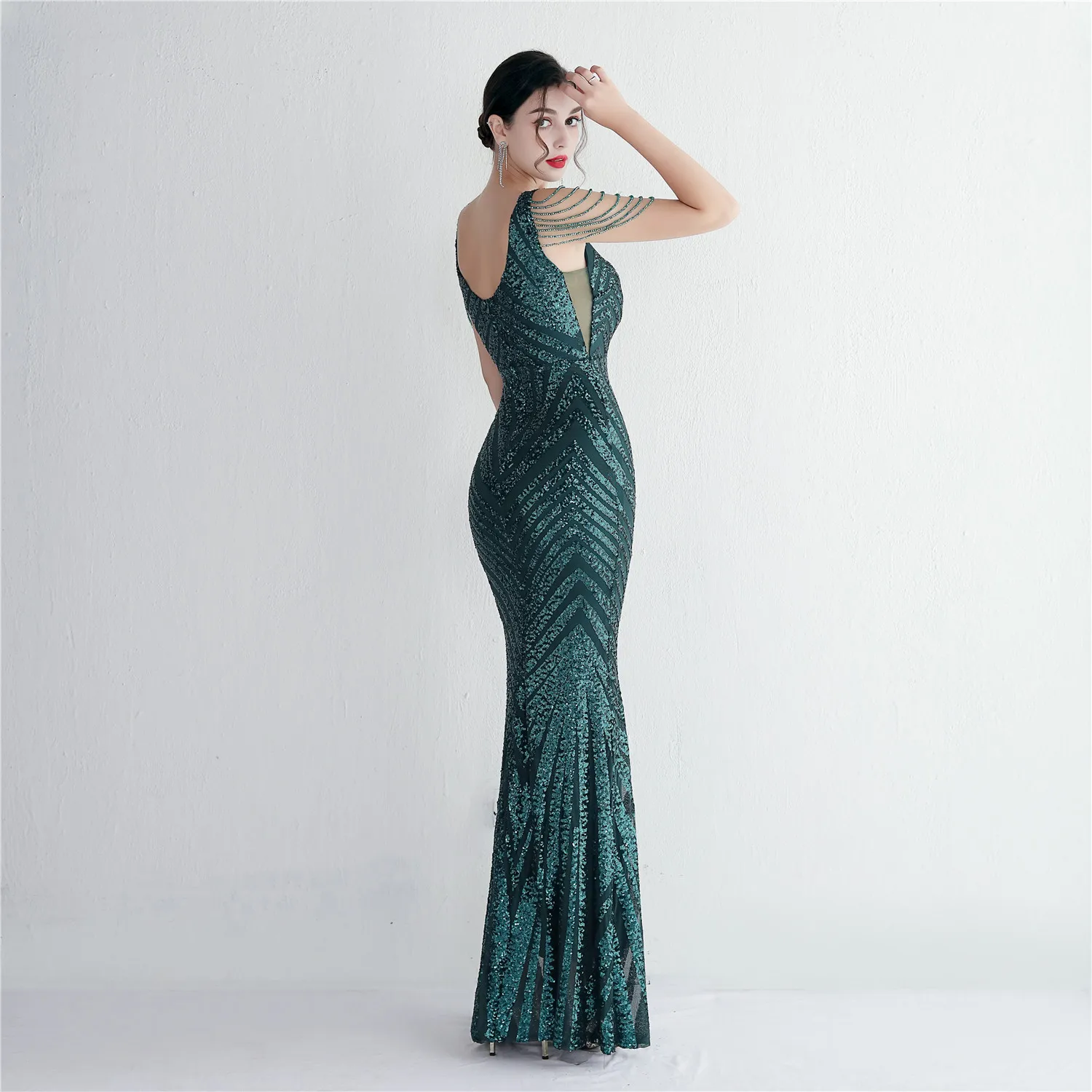 Женское платье в пол длинное эластичное вечернее с бисером осень 2023