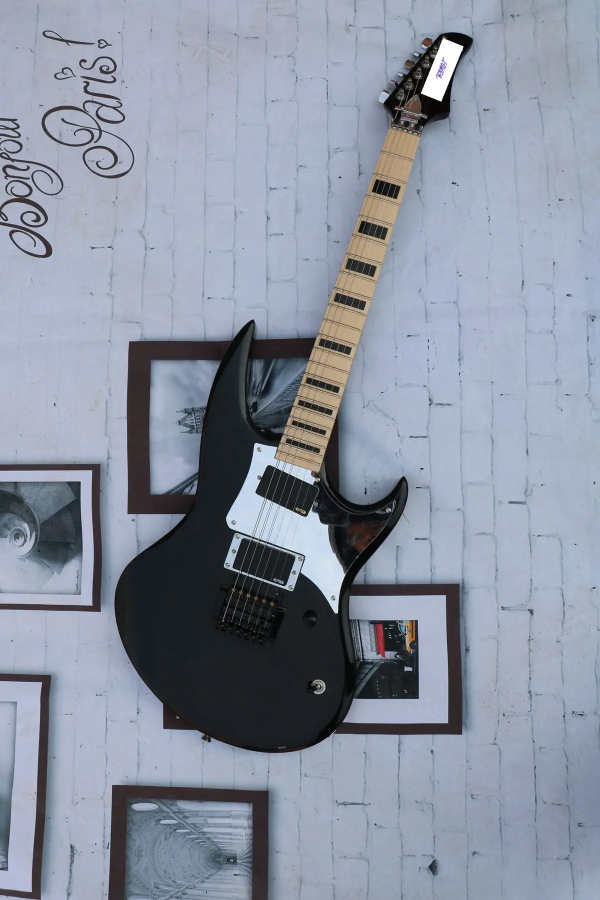 

Черная электрическая гитара, Кленовая фингерборд, модная, защитная доска, играние, отличное качество, замороженная цена